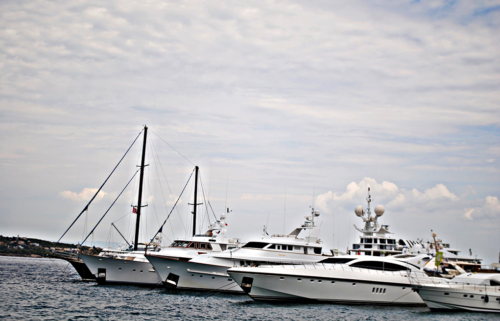 Фото - Остров Спетцес окружен яхтами богатых туристов и местных миллионеров