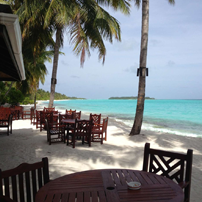 Фото ресторана на берегу океана на Мальдивах