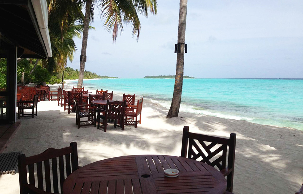 Фото ресторана на берегу океана на Мальдивах